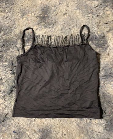 Schwarzes Tanktop mit Fransen-Detail