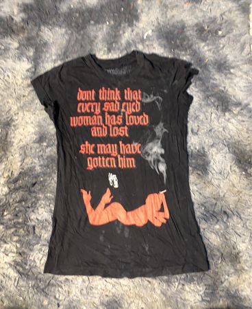 Schwarzes T-Shirt mit roher Grafik und Text