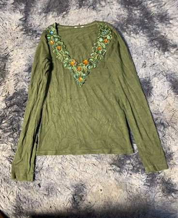 Grünes Langarmshirt mit verziertem Halsauschnitt