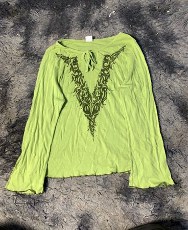 Grünes Langarmshirt mit dunklem Tribal-Design