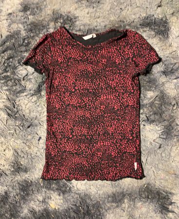 Rot und schwarz gemustertes T-Shirt