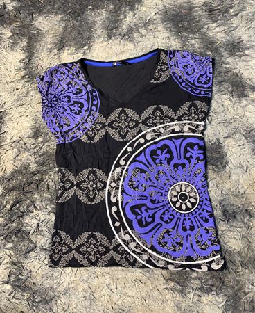 Schwarzes T-Shirt mit lila und grauem Muster