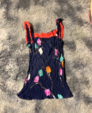 Marineblaues Kleid mit floralem Druck und rotem Besatz