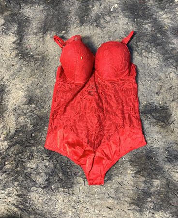 Roter Spitzenbodysuit