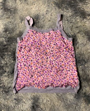 Graues Tanktop mit pinkem und lila gepunktetem Überzug