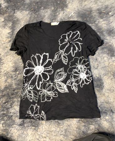 Schwarzes T-Shirt mit weißem floralem Druck