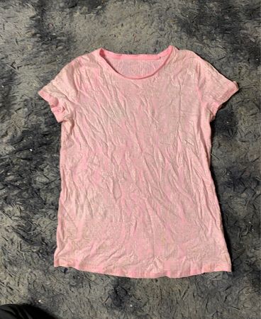 Rosa T-Shirt mit Glitzerakzenten