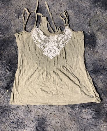 Grünes Tanktop mit weißen Spitzenverzierungen