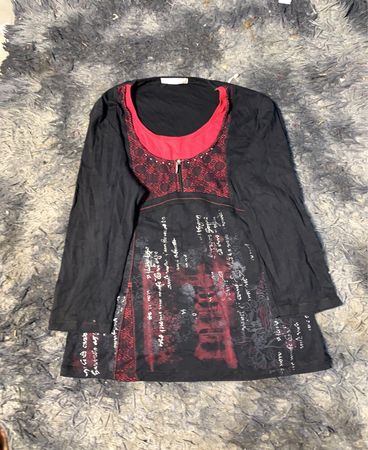 Schwarzes und rotes Langarm-T-Shirt mit Grafikdruck