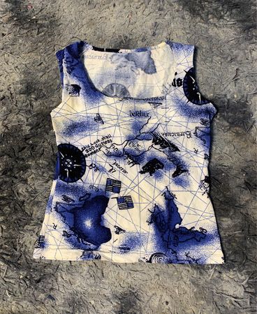 Tank Top mit weißem und blauem Kartenprint