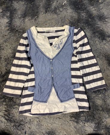 Gestreiftes Langarmshirt mit blauer Weste darüber
