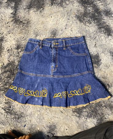 Blauer Denim Minirock mit gelber Stickerei