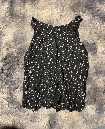 Schwarzes Tanktop mit weißen Sternen