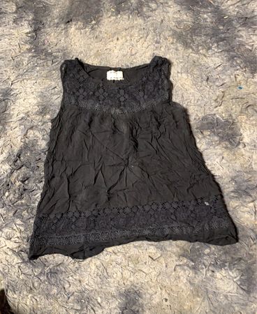 Schwarzes ärmelloses Tanktop mit Spitzenbesatz