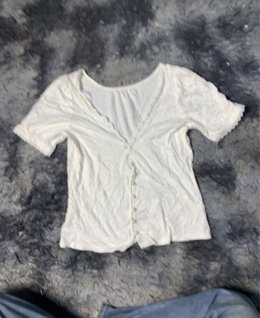 weißes T-Shirt mit Spitzenbesatz