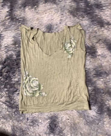 Grünes V-Ausschnitt-T-Shirt mit Rosenmuster