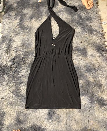 Schwarzes Halterkleid mit Herz-Akzenten