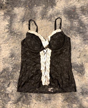 Schwarzes Spitzen-Camisole mit weißem Saum