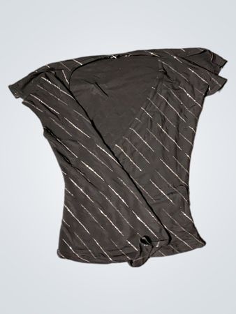 Schwarzes Top mit silbernen Streifen