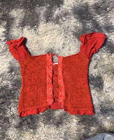 Rotes schnürbares Strickoberteil mit Rüschärmeln