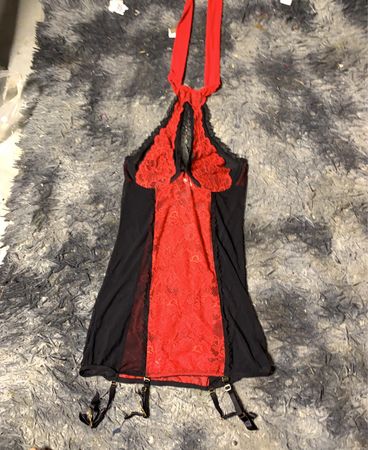 Rote und schwarze Spitzen-Halter-Lingerie Babydoll