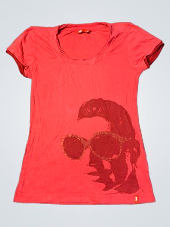 Rotes T-Shirt mit Grafikdruck