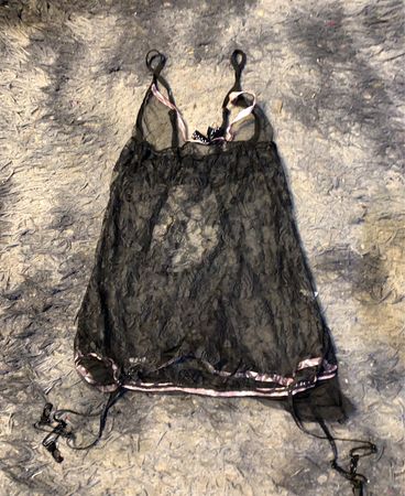Schwarzes Spitzen-Babydoll mit pinkfarbenen Akzenten