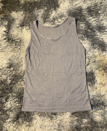 Graues Tanktop mit floralem Muster
