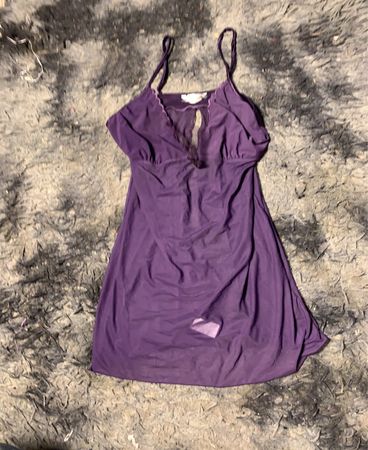 Lila Spaghetti-Träger-Nachtkleid