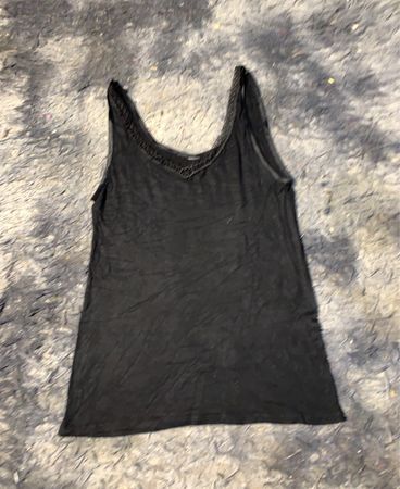 Schwarzes Tanktop mit Spitzenbesatz