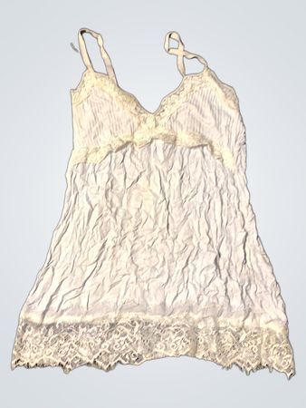 Slipkleid mit weißer Spitzenbordüre