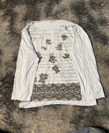 Hellblaues Langarmshirt mit Spitzen- und Blumenmuster