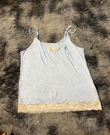  hellblaues Spaghetti-Top mit Spitzendetail