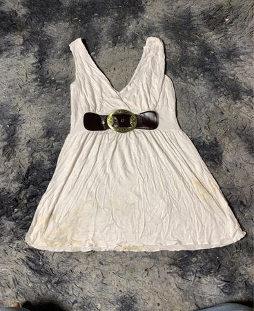 Weißes ärmelloses Kleid mit brauem Gürtel