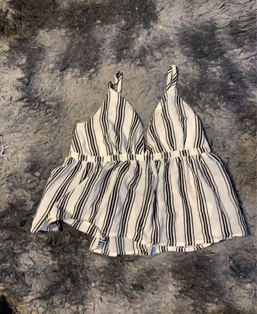 Schwarz-weiß gestreiftes Peplum-Top