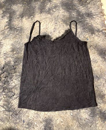 Schwarzes Trägershirt mit Spitzenbesatz