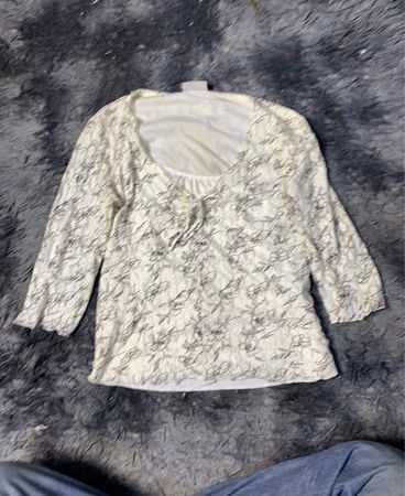 Weißbluse mit floralem Druck und Schleifen-Halsdetail