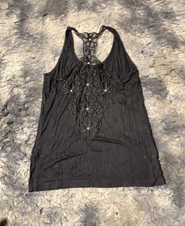 Schwarzes Tanktop mit Spitze.