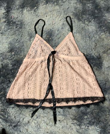 Rosa Spitzen-Camisole mit schwarzem Bund und Schleife