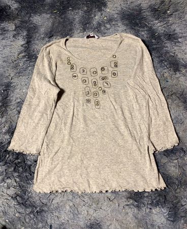Graues Langarmshirt mit dekorativem Ausschnitt