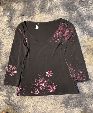 Schwarzes 3/4-Ärmel-Top mit pinkem Blumenmuster