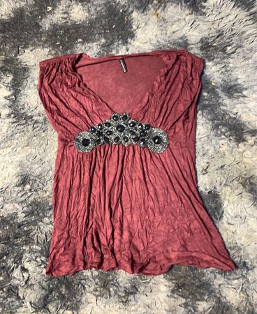Maroon verziertes T-Shirt