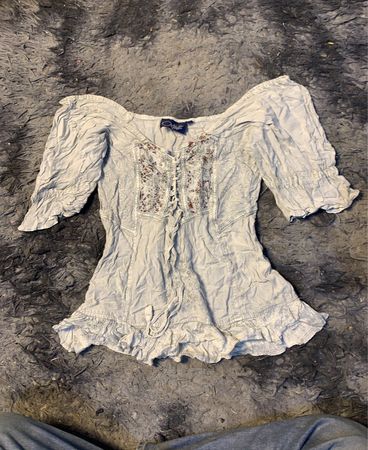 Bluse mit hellblauer Spitze und Rüschendetails