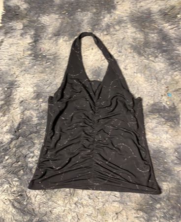 Schwarzes Rüschentop mit Glitzerdetails
