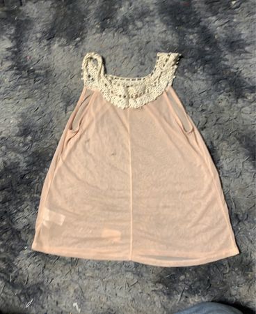 Durchsichtiges rosa Kleid mit Häkelkragen