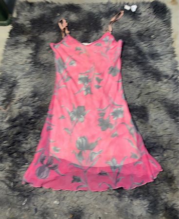 Pinke Blumen-Spaghettiträgerslipdress