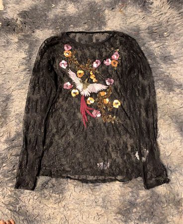Schwarzes Spitzenlangarmshirt mit Vogel- und Blumenstickerei
