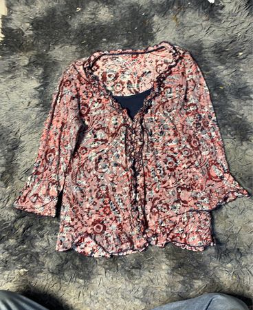 Rosa Blumenmuster-Bluse mit Rüschensaum
