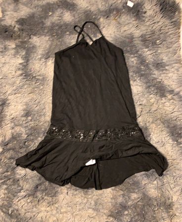 Schwarzes Kleid mit PaillettenDETAIL