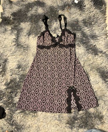 Schwarz und pink gemustertes Slipkleid mit Spitzenbesatz